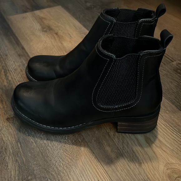 Boots - Picture 3 of 4